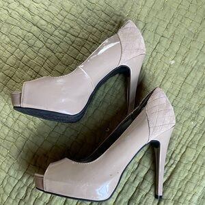 GUESS Mauve Peep-Toe Quilted Heel Pumps